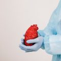 座り仕事が及ぼす身体へのリスクと正しい座り方のコツ