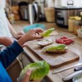 アレルギーや食事制限がある高齢者向けのバランス食の工夫