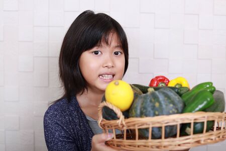 子どもから高齢者まで：日本家庭の秋の風邪予防と養生食