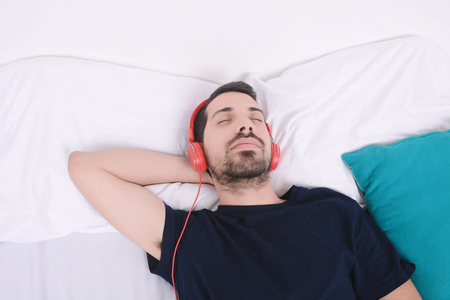 快眠のためのホワイトノイズ利用法と自然音CD・アプリの活用術