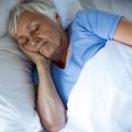 高齢者向け認知症予防のための睡眠習慣と快眠テクニック