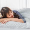 アロマテラピーで快眠を！人気エッセンシャルオイルの使い方と選び方